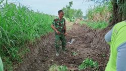 Babinsa Karang Gondang Bersama Warga Gotong Royong Bersihkan Jalan Akses Lahan Pertanian