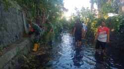 Antisipasi Banjir, Babinsa Sertu Didik Bersama Warga Kepanjenkidul Bersihkan Saluran Sungai