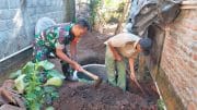 Wujud Kemanunggalan TNI, Babinsa Rejoso Gotong Royong Renovasi MCK Warga Binangun
