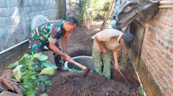 Wujud Kemanunggalan TNI, Babinsa Rejoso Gotong Royong Renovasi MCK Warga Binangun