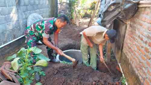 Wujud Kemanunggalan TNI, Babinsa Rejoso Gotong Royong Renovasi MCK Warga Binangun
