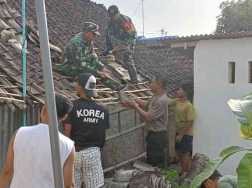 Wujud Kemanunggalan TNI, Babinsa Kademangan Bersama Warga Gotong Royong Rehab Rumah Layak Huni
