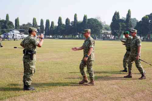 Kunker Asrenum Panglima TNI Di Dampingi Dandim 0808/Blitar Tinjau KDKMP Di Blitar