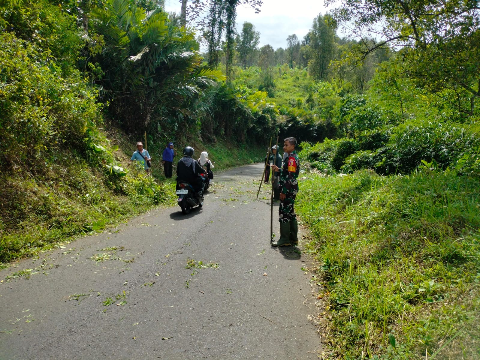 Sinergi Tanpa Batas, Babinsa Sidorejo Bersama Warga Bersihkan Rumput Tebing Demi Keselamatan Penguna Jalan Sinergi Tanpa Batas, Babinsa Sidorejo Bersama Warga Bersihkan Rumput Tebing Demi Keselamatan Penguna Jalan
