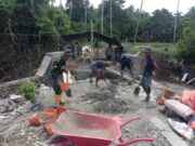 Semangat Gotong Royong, Anggota Kodim 1505/Tidore dan Warga Cor Trotoar Jembatan Garuda Demi Kenyamanan