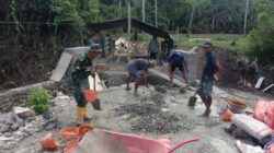 Semangat Gotong Royong, Anggota Kodim 1505/Tidore dan Warga Cor Trotoar Jembatan Garuda Demi Kenyamanan