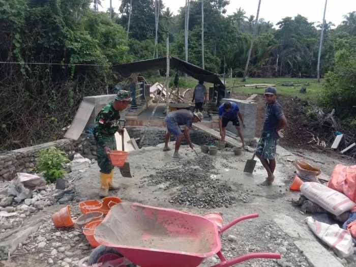 Semangat Gotong Royong, Anggota Kodim 1505/Tidore dan Warga Cor Trotoar Jembatan Garuda Demi Kenyamanan Semangat Gotong Royong, Anggota Kodim 1505/Tidore dan Warga Cor Trotoar Jembatan Garuda Demi Kenyamanan