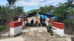 Pembangunan Jembatan Garuda Capai 95 Persen, Personil Kodim 1505/Tidore dan Warga Lakukan Tahap Finishing Pengecatan Pembangunan Jembatan Garuda Capai 95 Persen, Personil Kodim 1505/Tidore dan Warga Lakukan Tahap Finishing Pengecatan