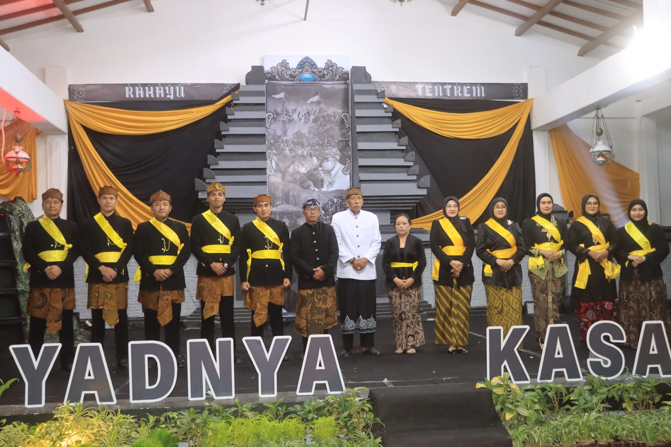 Momen Sakral di Bromo, Kapolres Rico Yumasri Resmi Menjadi Warga Kehormatan Masyarakat Tengger Momen Sakral di Bromo, Kapolres Rico Yumasri Resmi Menjadi Warga Kehormatan Masyarakat Tengger