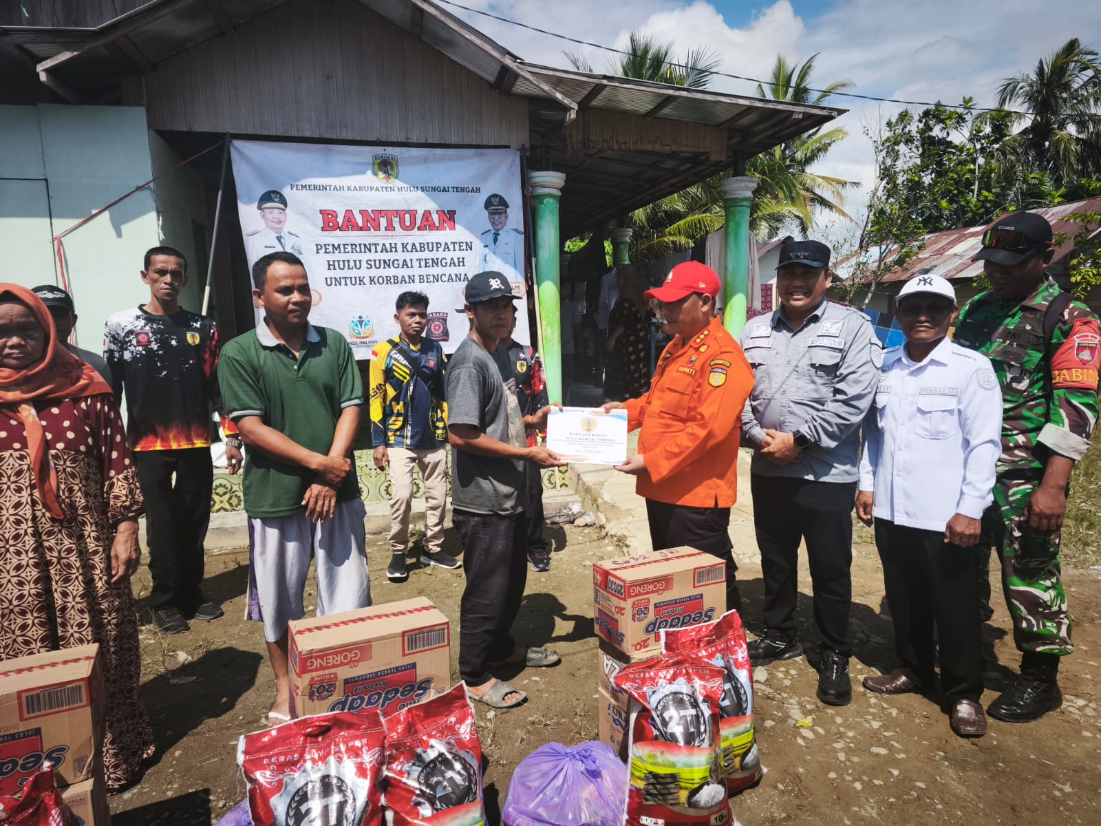 TNI dan Pemkab HST Bersinergi Ringankan Beban Korban Bencana Puting Beliung