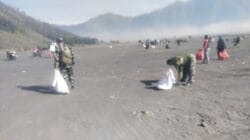 Sinergi TNI dan Masyarakat Selamatkan Bromo dari Ancaman Sampah Wisata