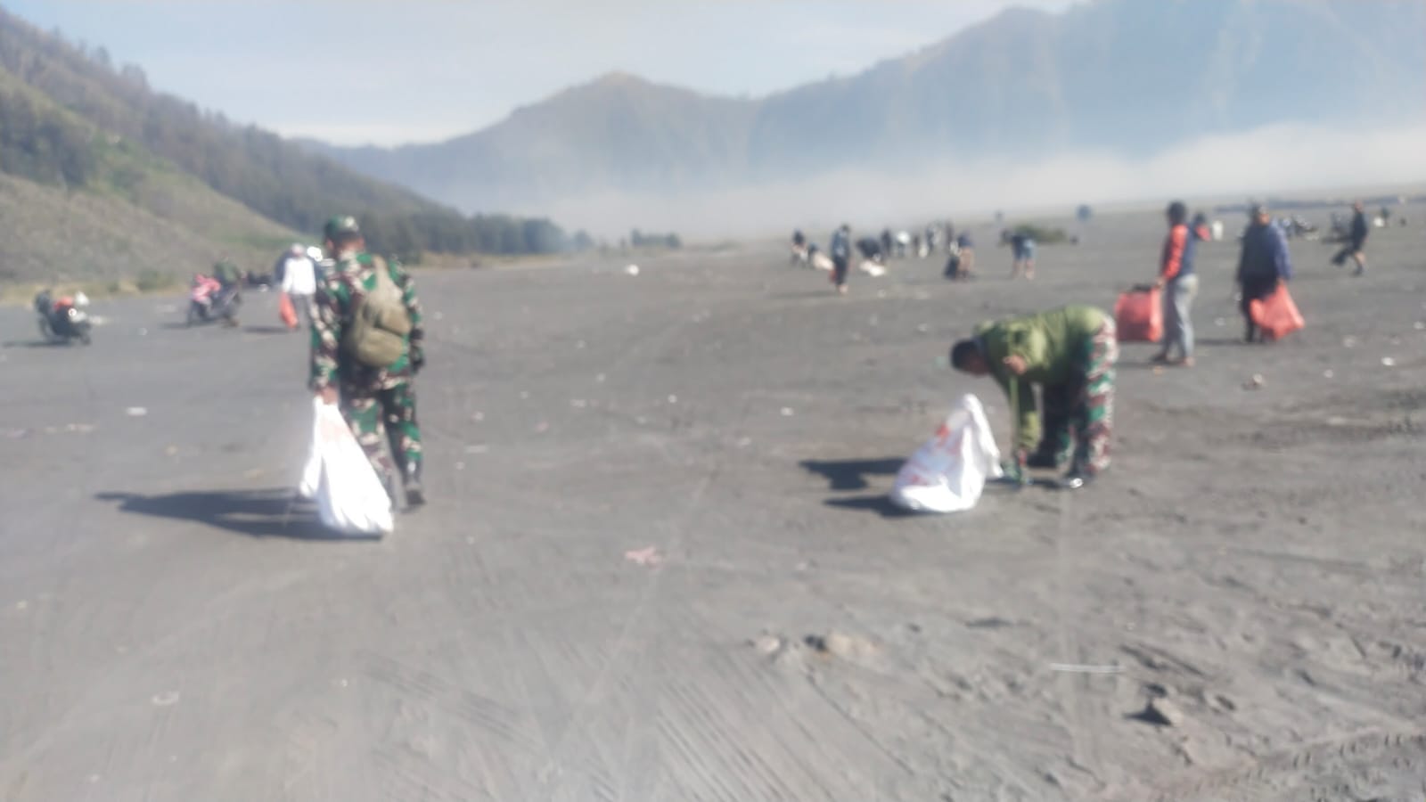Sinergi TNI dan Masyarakat Selamatkan Bromo dari Ancaman Sampah Wisata