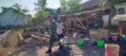 Wujud Nyata Kemanunggalan, Koramil Wonomerto Bantu Pembangunan Rumah Warga