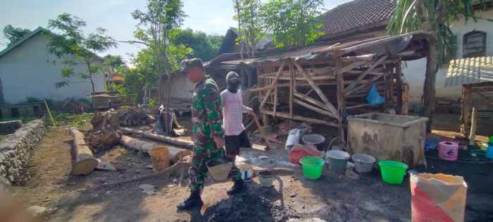 Wujud Nyata Kemanunggalan, Koramil Wonomerto Bantu Pembangunan Rumah Warga