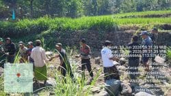 Bersama Masyarakat Koramil Pakuniran Kerja Bakti Di Lokasi Jembatan Putus