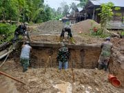 Personel Kodim 1008/Tabalong dan Warga Pasang Pondasi Cakar Ayam Jembatan Garuda
