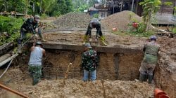 Personel Kodim 1008/Tabalong dan Warga Pasang Pondasi Cakar Ayam Jembatan Garuda