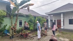 Melalui Jumat Bersih, Babinsa Koramil 1002-06/Barabai Tingkatkan Kesadaran Warga Cegah Banjir