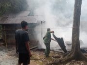 Sigap di Tengah Musibah, Babinsa Upau Bantu Evakuasi dan Pemadaman Kebakaran Warga