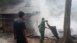 Sigap di Tengah Musibah, Babinsa Upau Bantu Evakuasi dan Pemadaman Kebakaran Warga Sigap di Tengah Musibah, Babinsa Upau Bantu Evakuasi dan Pemadaman Kebakaran Warga