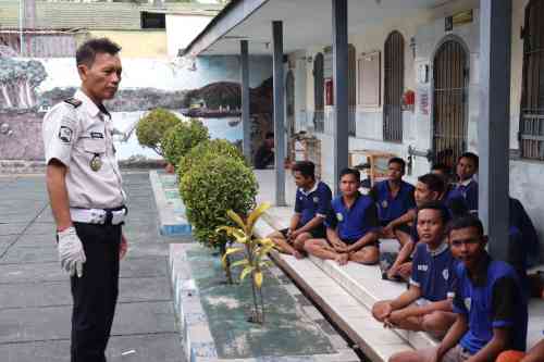 Rutan Kraksaan Intensifkan Penggeledahan, Pastikan Hunian Bebas Barang Terlarang