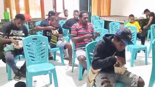 Nobar Piala Dunia dan Makan Bersama, Koramil 1710-02/Timika Perkuat Kemanunggalan TNI-Rakyat