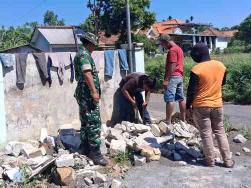 Koramil Wonomerto Bersama Petugas Dan masyarakat Gotong Royong Perbaiki Saluran PDAM