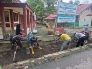 Semangat Kebersamaan, Babinsa dan Warga Awang Baru Bergotong Royong Cegah Banjir