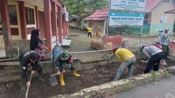 Semangat Kebersamaan, Babinsa dan Warga Awang Baru Bergotong Royong Cegah Banjir Semangat Kebersamaan, Babinsa dan Warga Awang Baru Bergotong Royong Cegah Banjir