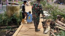 Babinsa Koramil 1002-05/Pandawan Gotong Royong Bantu Warga Perbaiki Titian di Desa Kayu Rabah Babinsa Koramil 1002-05/Pandawan Gotong Royong Bantu Warga Perbaiki Titian di Desa Kayu Rabah
