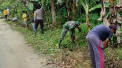 Tetap Mengabdi di Hari Libur, Babinsa Kodim 1002/HST Bersama Warga Bersihkan Lingkungan
