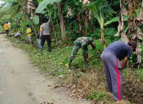 Tetap Mengabdi di Hari Libur, Babinsa Kodim 1002/HST Bersama Warga Bersihkan Lingkungan