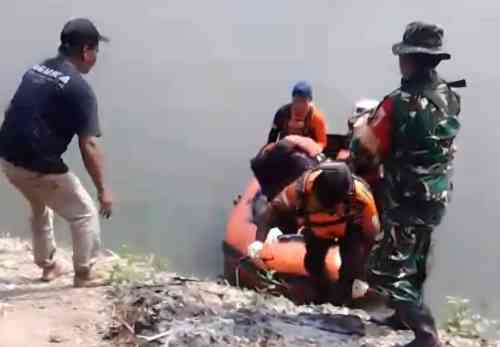 Babinsa Koramil Padangan Bojonegoro, Bantu Pencarian Korban Tenggelam di Sungai Bengawan Solo Babinsa Koramil Padangan Bojonegoro, Bantu Pencarian Korban Tenggelam di Sungai Bengawan Solo