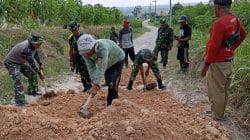 Babinsa Bubulan Bojonegoro dan Warga Kompak Perbaiki Jalan Dusun Maor Babinsa Bubulan Bojonegoro dan Warga Kompak Perbaiki Jalan Dusun Maor