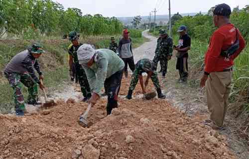 Babinsa Bubulan Bojonegoro dan Warga Kompak Perbaiki Jalan Dusun Maor Babinsa Bubulan Bojonegoro dan Warga Kompak Perbaiki Jalan Dusun Maor