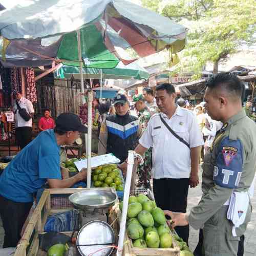 Bersama Sejumlah Pihak, Koramil Maron Melakukan Pendampingan Penataan Ulang PKL Diarea Pasar