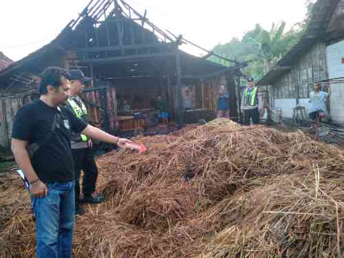 Rumah dan Kandang Ludes Terbakar di Banjarejo, Polisi Lakukan Olah TKP dan Imbau Warga Waspada