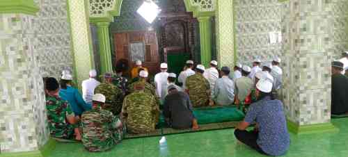 Salat Jumat di Ponpes Nurul Islam, Dandim HST Ajak Warga Jaga Persatuan