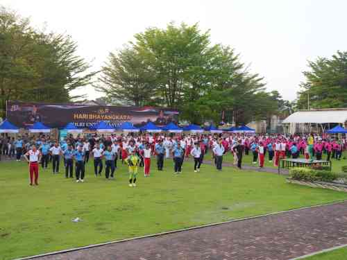 Polda Sumbar Salurkan 200 Paket Bansos di CFD Hari Bhayangkara ke-80