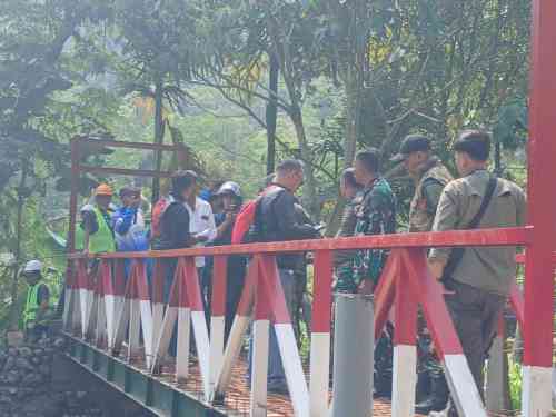 Dandim 0820/Probolinggo Letkol Inf Ribut Yodo Apriantono Pimpin Peninjauan Jembatan Garuda Merah Putih Di Wilayah Teritorial