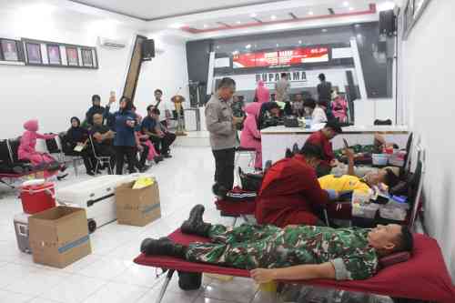 Babinsa Kodim Bojonegoro Ikuti Donor Darah Hari Bhayangkara Tahun 2026