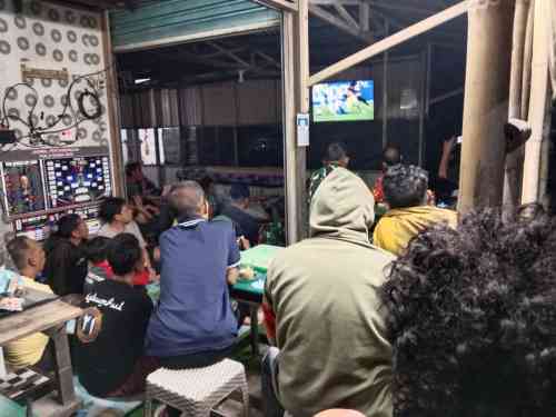 TNI dan Warga Desa Tubau Nobar Piala Dunia, Bangun Kebersamaan dan Keakraban