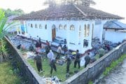 Jum’at Berkah Penuh Pahala, Personil Kodim 1505/Tidore Bersama Warga Bersihkan Puing Atap Masjid