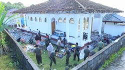 Jum’at Berkah Penuh Pahala, Personil Kodim 1505/Tidore Bersama Warga Bersihkan Puing Atap Masjid