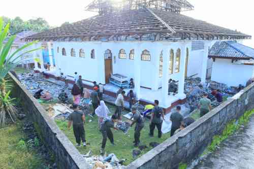 Jum’at Berkah Penuh Pahala, Personil Kodim 1505/Tidore Bersama Warga Bersihkan Puing Atap Masjid Jum’at Berkah Penuh Pahala, Personil Kodim 1505/Tidore Bersama Warga Bersihkan Puing Atap Masjid