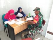 Dalam kegiatan komsos bersama petugas kesehatan Puskesmas, Babinsa juga melakukan pemeriksaan kesehatan
