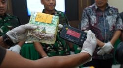 Satgas Pamtas Yonarhanud 1/PBC/1 Kostrad Kembali Ukir Prestasi, Gagalkan Penyelundupan 21,4 Kg Sabu dan Amankan WNA di Entikong Satgas Pamtas Yonarhanud 1/PBC/1 Kostrad Kembali Ukir Prestasi, Gagalkan Penyelundupan 21,4 Kg Sabu dan Amankan WNA di Entikong