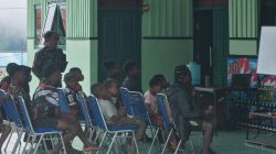 Lewat Nobar Piala Dunia 2026, Kodim 1714/Puncak Jaya Perkuat Silaturahmi dengan Warga