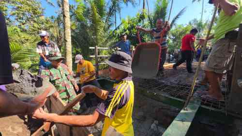 Percepat Pembangunan Infrastruktur, Sertu Hary Bersama Warga Gelar Pengecoran Jembatan Aramco