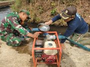 Antisipasi Kekeringan, Babinsa Sidomulyo Sertu Krida Dwi Bantu Pengairan Sawah Gunakan Pompa Air